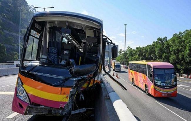 В Гонконге автобус столкнулся с такси, 5 погибших и 32 раненых