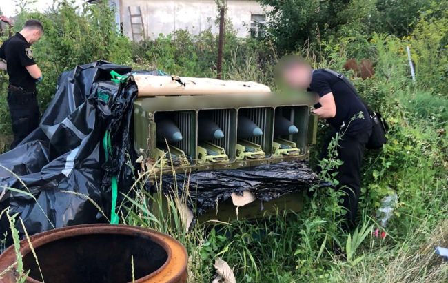 Під Києвом двоє чоловіків понад рік зберігали російський ЗРК і ракети до нього