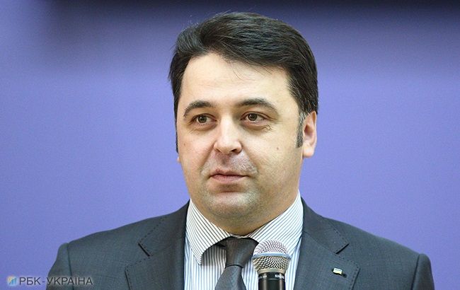 Зарплаты чиновников планируют поднять на 30%