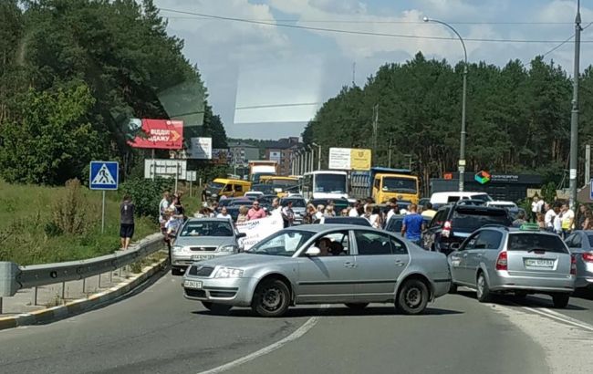 В Ирпене обманутые инвесторы перекрыли въезд в город