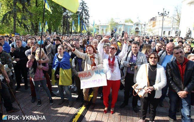 Під Радою проходить акція на підтримку "мовного закону"