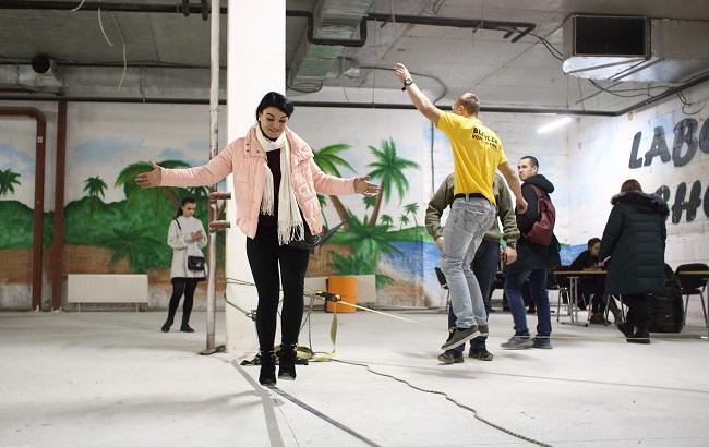 Ходьба по канатах, биття тарілок та інші активності: як у Києві пройшов "Антистрес Фест" (фоторепортаж)