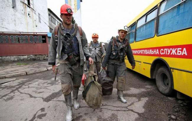На шахте в Донецкой области выброс угля заблокировал горняков