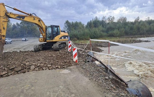 На Закарпатті через дощі перекрили рух однією з переправ. Мосту загрожує руйнування