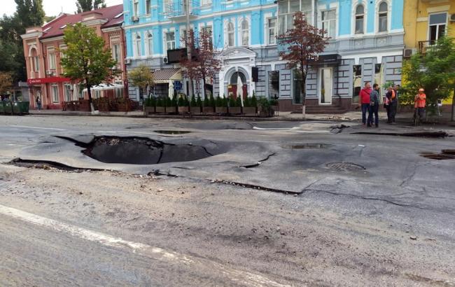 В Киеве на ул. Антоновича из-за непогоды провалился асфальт, движение перекрыто