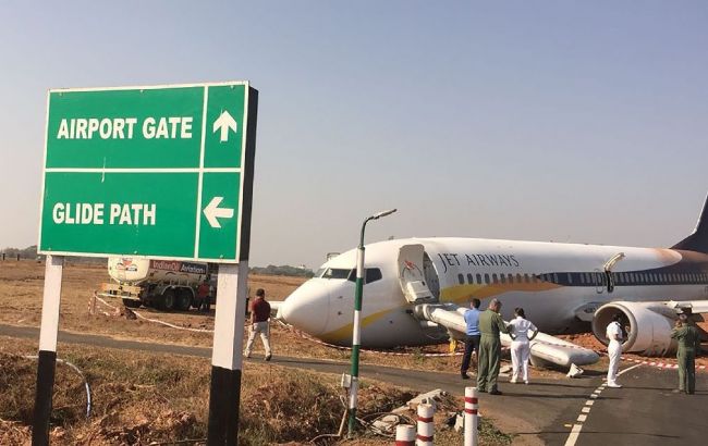 Индийский самолет выехал за взлетную полосу при взлете, 15 пассажиров травмированы