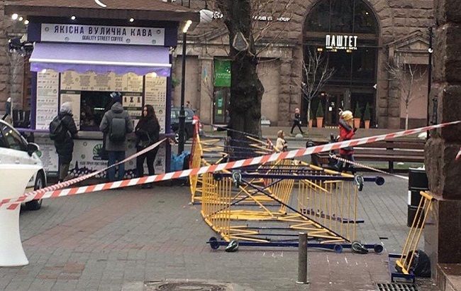 У Києві на перехожих впало риштування: відео моменту НП