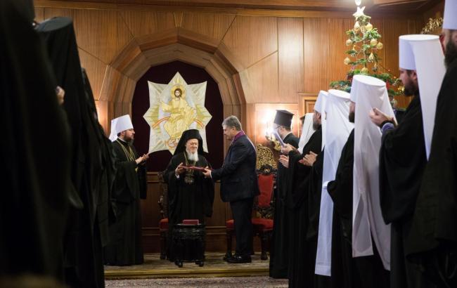 Порошенко вручил Варфоломею государственную награду