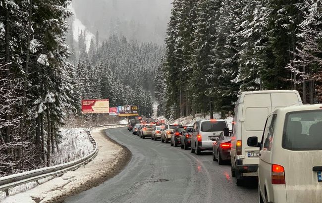 Перший день локдауну: кілометрові черги з авто на Буковель показали на фото