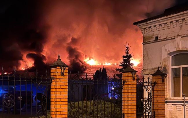 У Курській області палає завод через атаку дронів