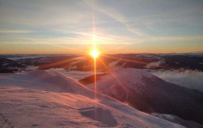 Красоту заснеженных Карпат в лучах солнца показали на сказочных фото