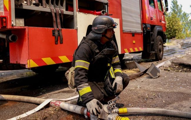 У Херсоні рятувальники потрапили під повторний удар РФ під час ліквідації пожежі (фото)