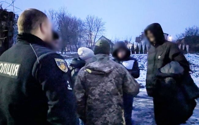 Полиция проводит более 200 обысков из-за дел о побеге уклонистов за границу