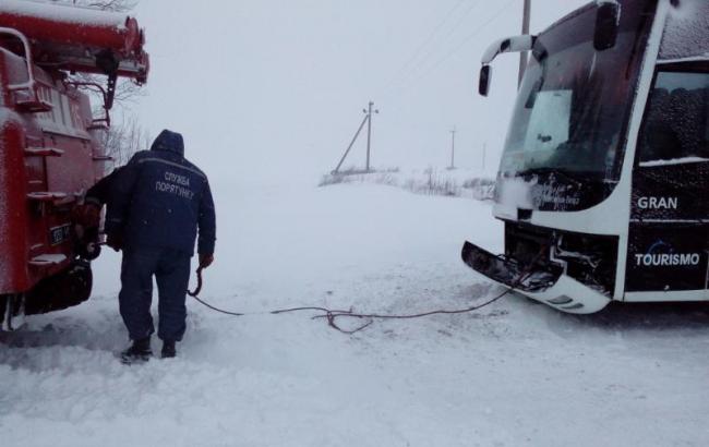 Погода в Україні: синоптики попереджають про ожеледицю на дорогах 19 січня