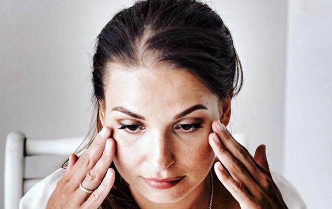 Убрать оттеки под глазами: косметолог дала ценные советы