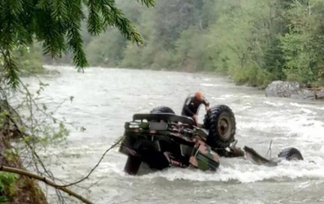 З'явилися подробиці зриву вантажівки з туристами у Карпатах