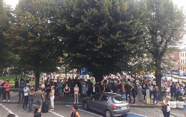 В Черновцах протестуют против внесения города в красную зону