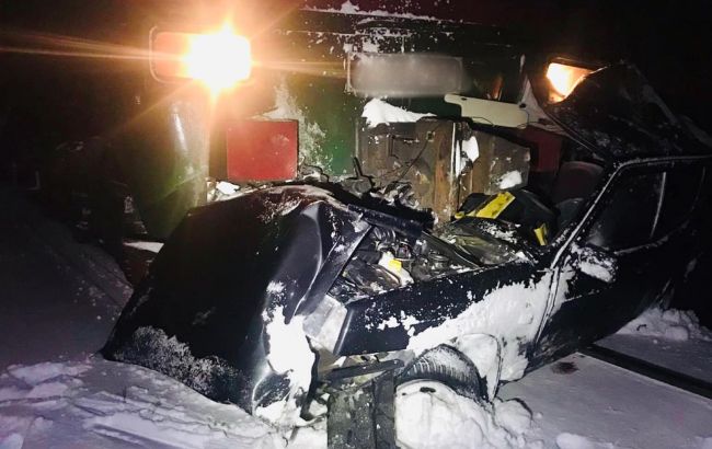 На Прикарпатті потяг протаранив легкове авто: є загиблі