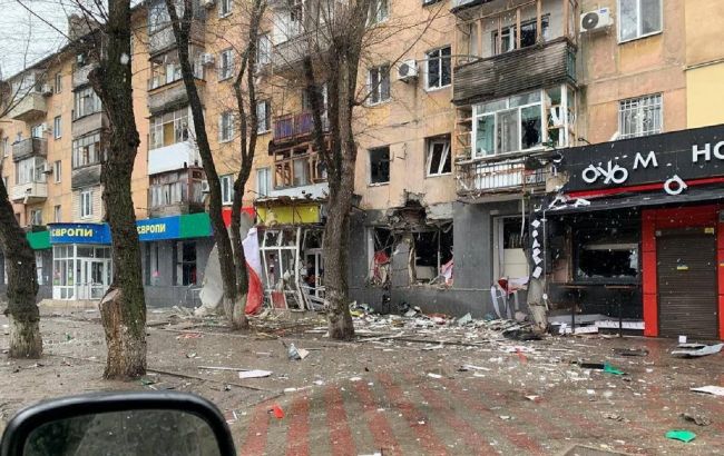 Появились фото обстрелянных путинскими войсками мирных кварталов Мариуполя