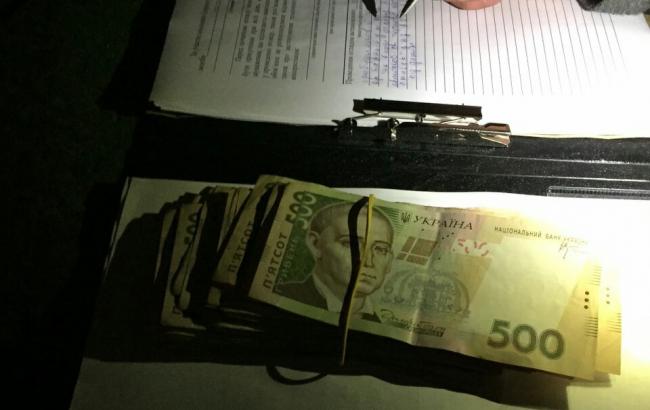 У Києві поліцейський затриманий на хабарі у 17,5 тис. гривень
