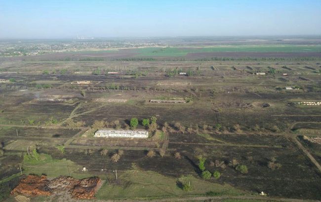 Пожар в Балаклее: продолжается тушение двух очагов возгорания