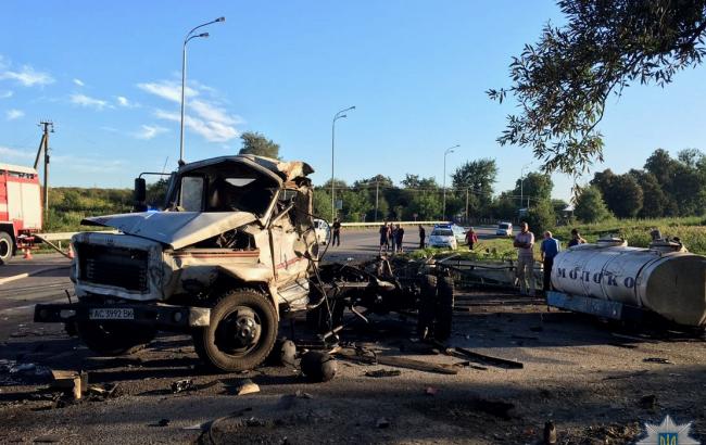 На трассе Киев-Чоп фура врезалась в молоковоз, есть погибший