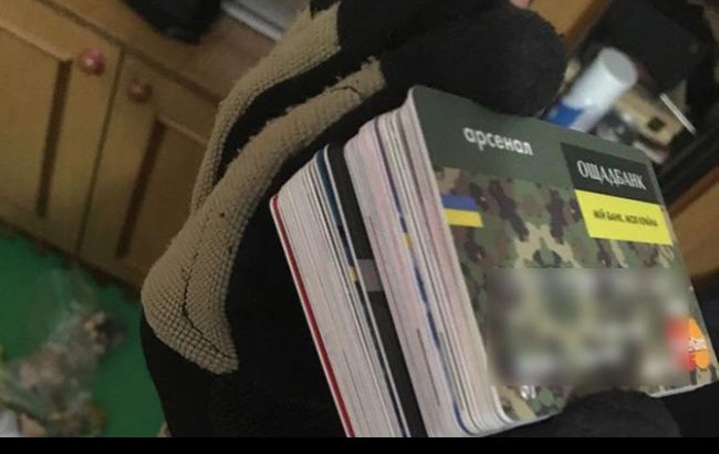 В Днепре задержали воров, которые сняли с банковских карт более 400 тыс. гривен