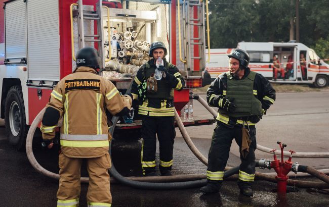 РФ вночі вдарила дронами й авіабомбами по Сумській області, сталась велика пожежа