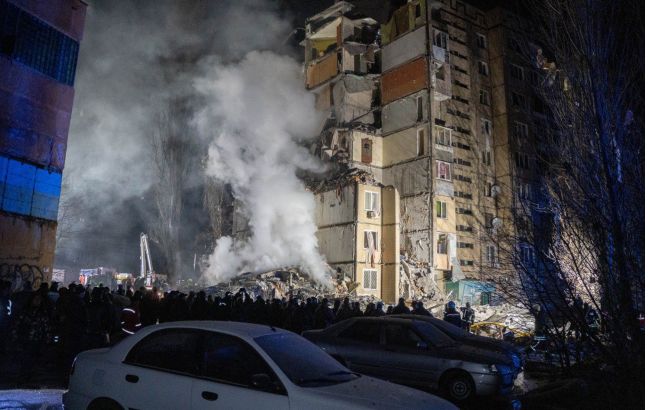 В Одесі рятувальники деблокували з-під завалів чоловіка, його оглядають лікарі