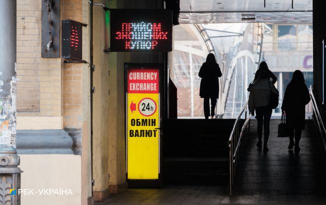 Долар знову подешевшав: обмінники виставили нові курси валют