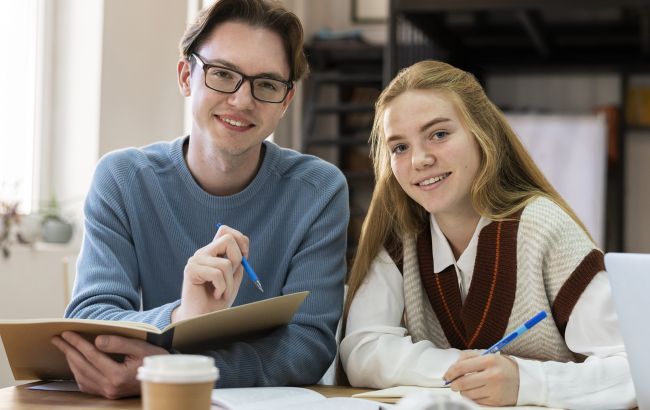 Абітурієнти подають заяви на вступ. На що треба звернути увагу, аби не пролетіти