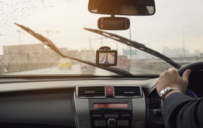 Звідки береться сонливість за кермом і що з цим робити: поради водіям