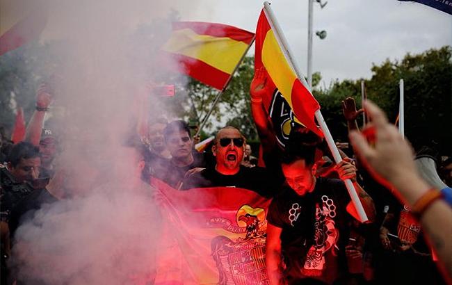В Барселоне десятки тысяч каталонцев провели марш за единство с Испанией