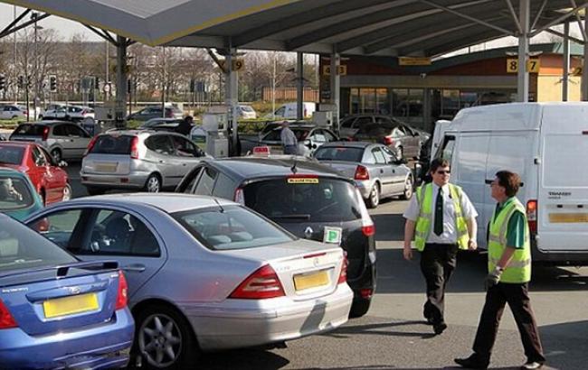 Цены на бензин в Великобритании упали до пятилетнего минимума