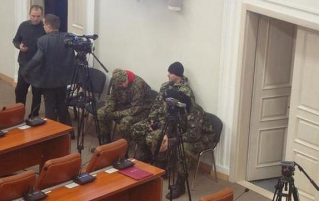 У Запоріжжі депутати міськради допустили на сесію активістів, які потребують знесення радянських пам'ятників