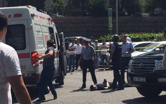 Умер еще один раненый в ходе стрельбы в Алматы полицейский