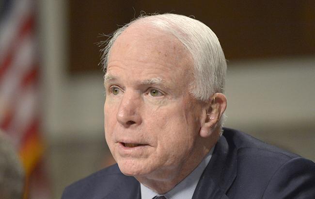 Маккейн назвал сокращение штата дипмиссии США в России нападением Путина на демократию