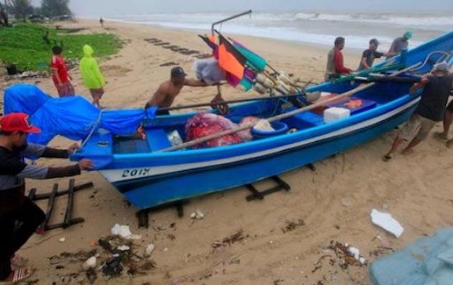 Таиланд уже покинули около 50 тыс. туристов из-за приближения шторма