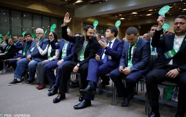 В суде пытаются обязать Минюст инициировать запрет "Слуги народа"