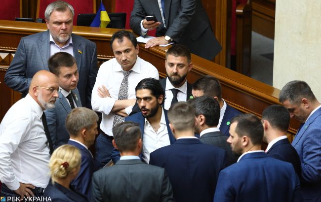 Бунт большинства: из-за чего в "Слуге народа" Зеленского случился первый конфликт