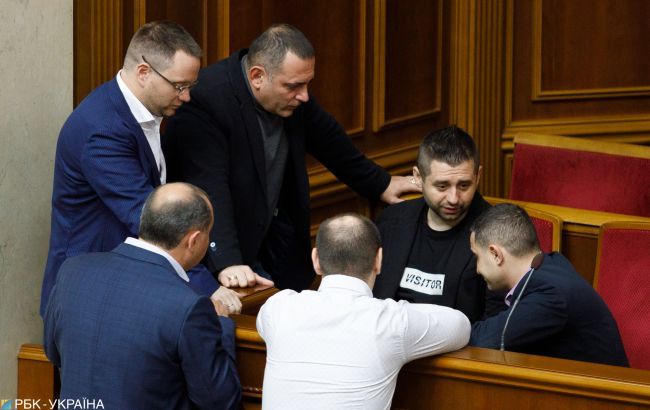 Из фракции "Слуга народа" могут исключить нескольких депутатов