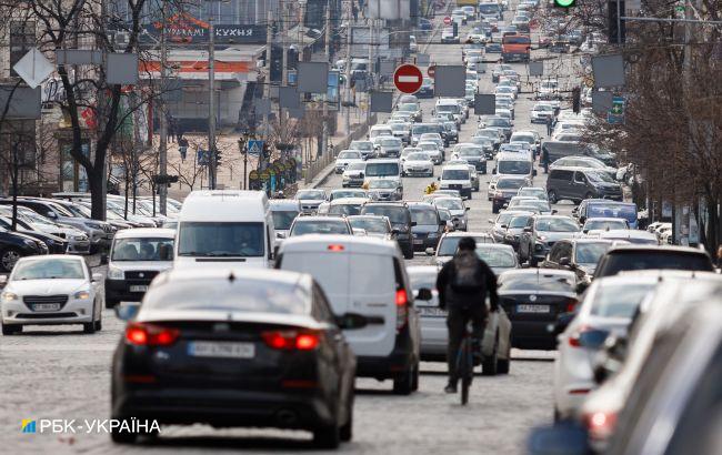 Рост цен на бензин остановился, дизельное топливо дешевеет