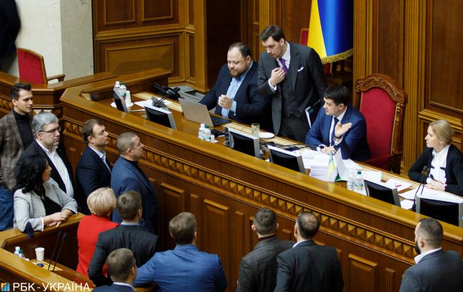 Уровень доверия украинцев к правительству и премьеру существенно снизился