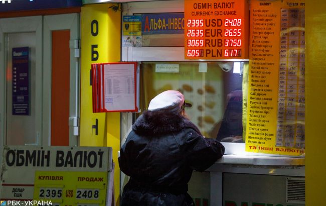Банки суттєво підвищили курс долара на новорічні свята