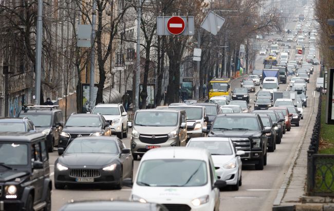 Водіїв поділять на дві групи, а довідки переведуть в цифру: як зміниться медогляд