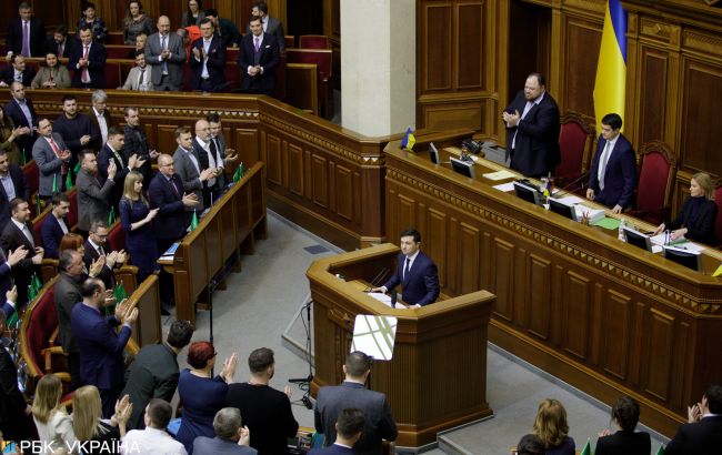 Более 70% украинцев сомневаются в честности и порядочности окружения Зеленского