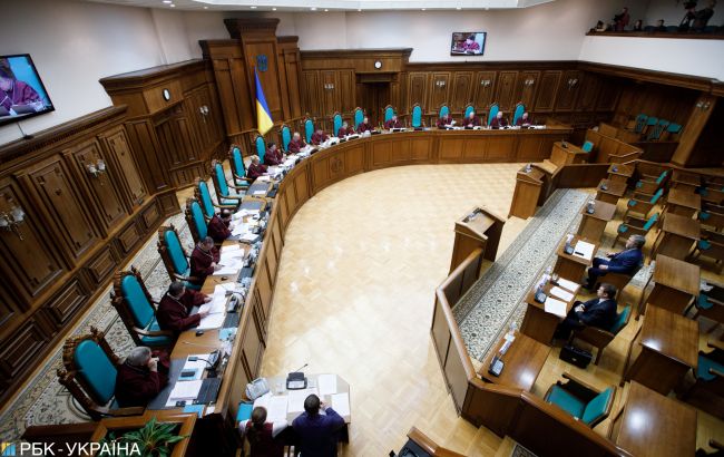 Троє суддів КСУ пішли у відставку