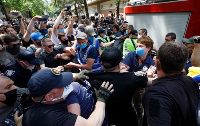 Стычки под судом по делу Стерненко: полиция задержала пятерых человек