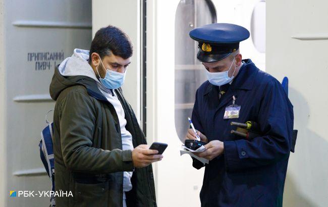 "Дорогая бумажка". Как украинцев наказывают за подделку "ковидных" документов