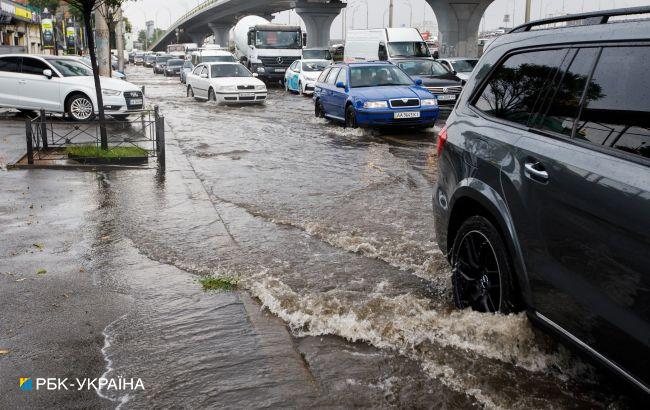Киев накрыл мощный ливень с градом: видео затопленных улиц